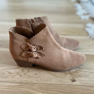 JACK ROGERS BOOTIES | KALI SUEDE ANKLE BOOTS | BOW IN OAK TAN BROWN | SIZE 8